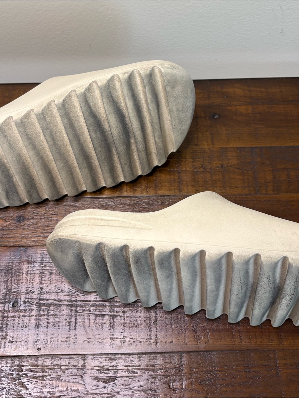Women’s Size 8 Beige/Bone Color Adidas Yeezy Slides - Picture 8 of 13